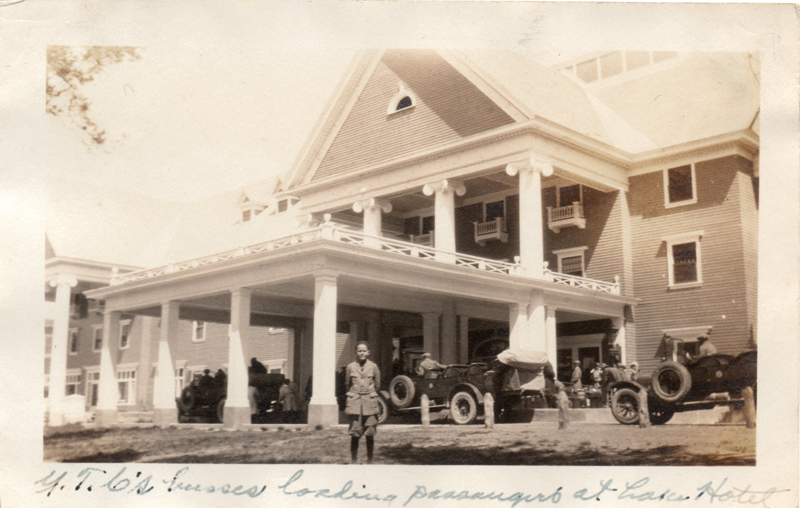 1924n4_YTC_busses_loading_passengers_at_Lake_Hotel_Lind_28Jun1924