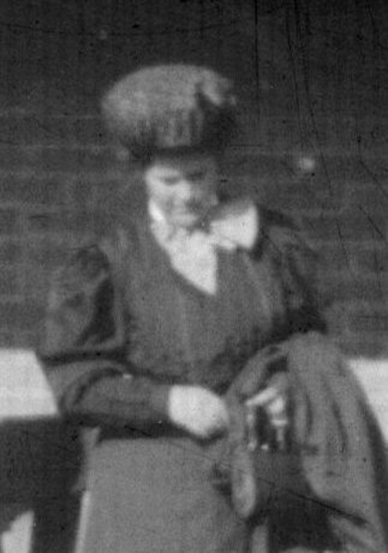 1904d8_poss_Gold_sister_or_cousin_c1904
