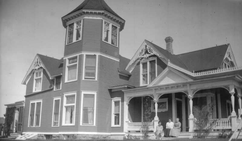 1904j1_house_in_ND_or_MN_poss_J_D_Wallaces_c1904or1905