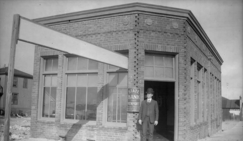 1905f1_prob_Lewis_H_Wallace_at_State_Bank_of_Newport_CA_c1905-6