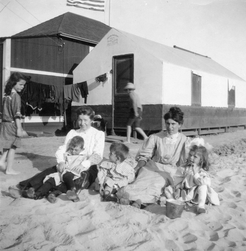 1906g_poss_helen_friends_or_family_at_beach_c1906