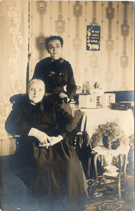 1910a5_Two_women_poss_Minn_1904-1918