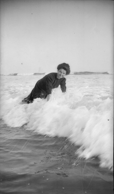1910c4_edith_in_surf_1910
