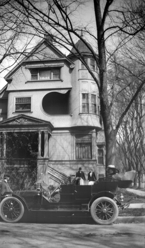 1911d1_edith_in_uncle_albert_car_whose_house_1911