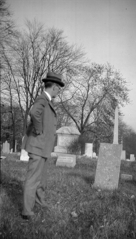 1924e4_will_in_cemetery_c1924