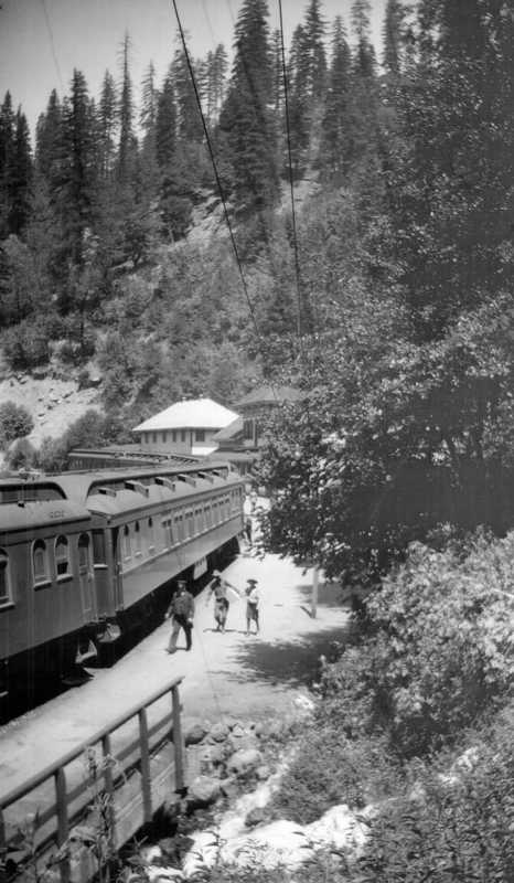 1927n2_train_platform_by_waterfall_poss_flagstaff_c1927