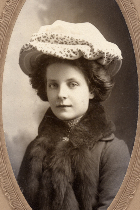ella_wallace_1901_leg