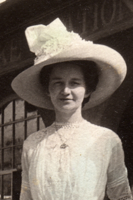edith_poapst_wallace2_c1913_leg