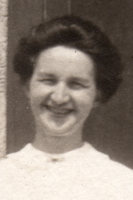 edith_poapst_wallace_c1918_leg