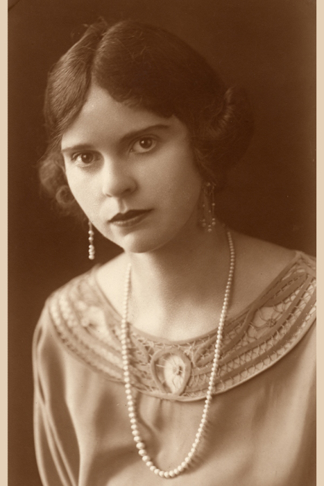 helen_wallace_c1915_leg