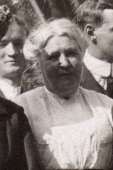 mary_larter_wallace_c1913_leg