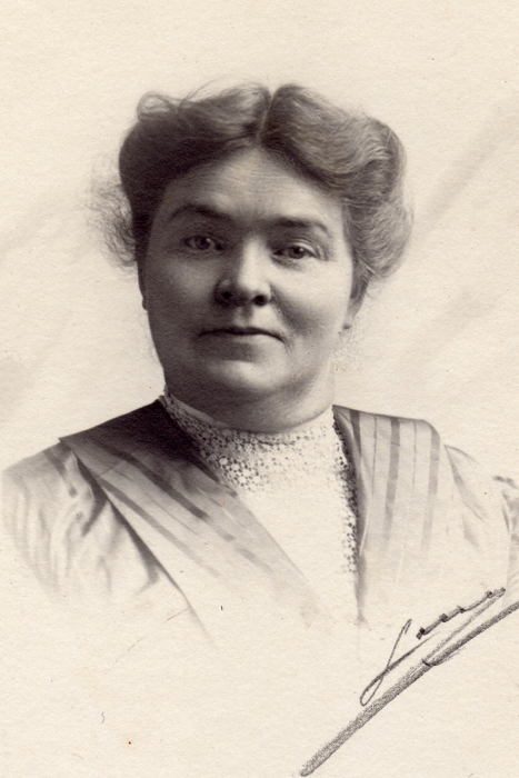 maud_wallace_healy_1917_leg