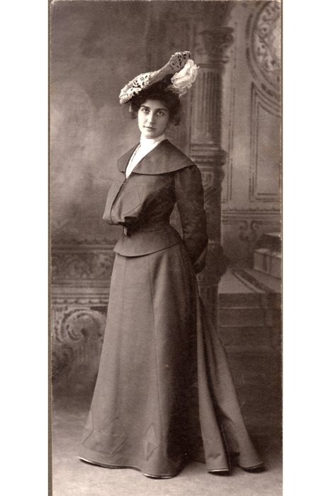 mrs_lew_wallace_c1910_leg